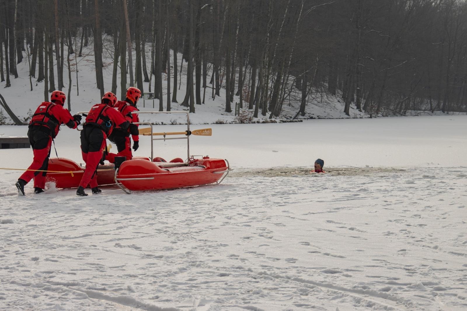 Zdjęcie w galerii na portalu naszwodzislaw.com: Ferie zimowe: bezpieczeństwo na lodzie wiadomości z regionu