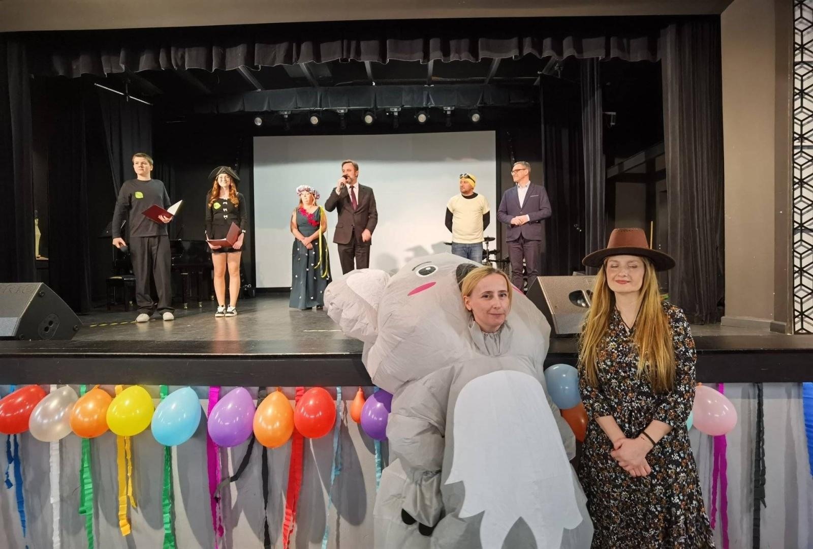 Zdjęcie w galerii na portalu naszwodzislaw.com: Radość i wspólna zabawa. Karnawałowy bal dla dzieci z rodzin zastępczych wiadomości z regionu