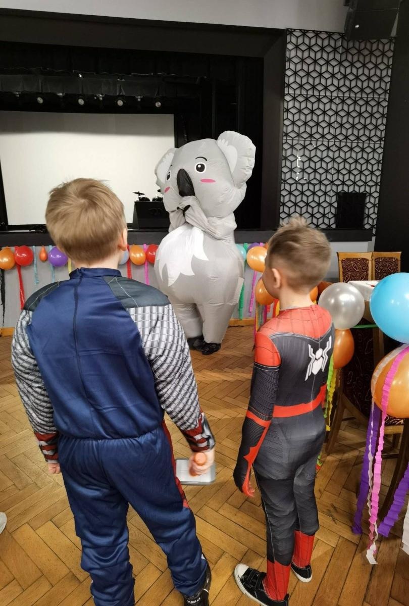 Zdjęcie w galerii na portalu naszwodzislaw.com: Radość i wspólna zabawa. Karnawałowy bal dla dzieci z rodzin zastępczych wiadomości z regionu