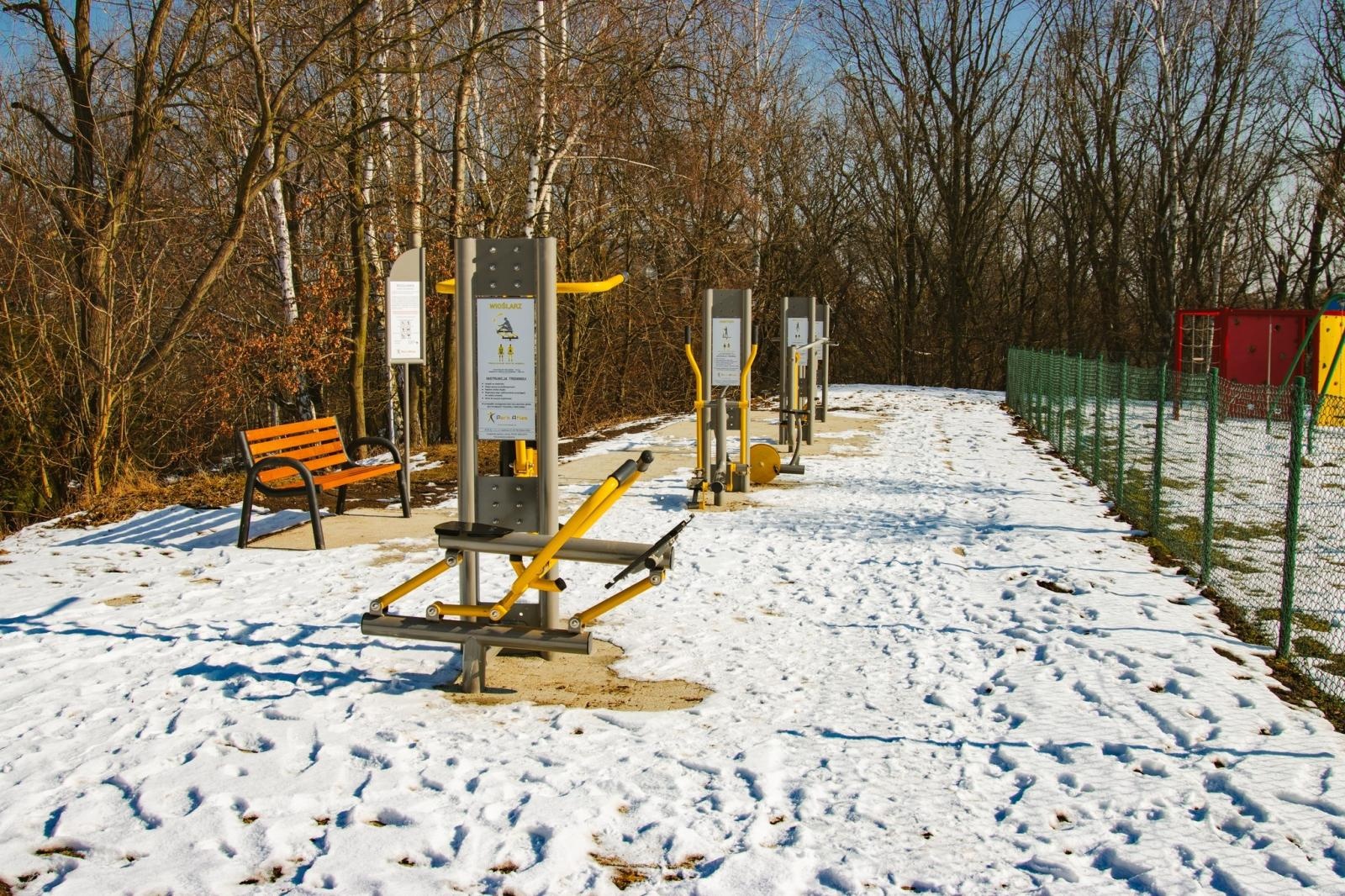 Zdjęcie w galerii na portalu naszwodzislaw.com: Na osiedlu Dąbrówki powstała siłownia pod chmurką wiadomości z regionu