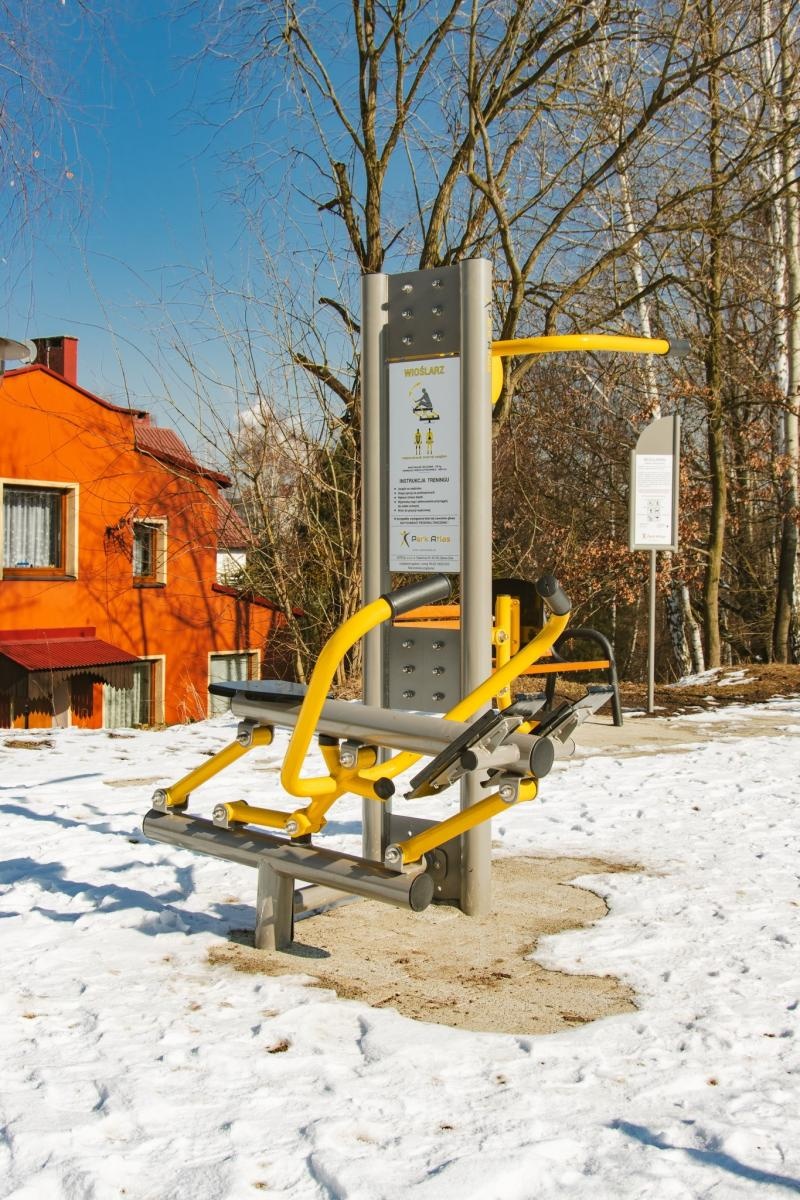 Zdjęcie w galerii na portalu naszwodzislaw.com: Na osiedlu Dąbrówki powstała siłownia pod chmurką wiadomości z regionu