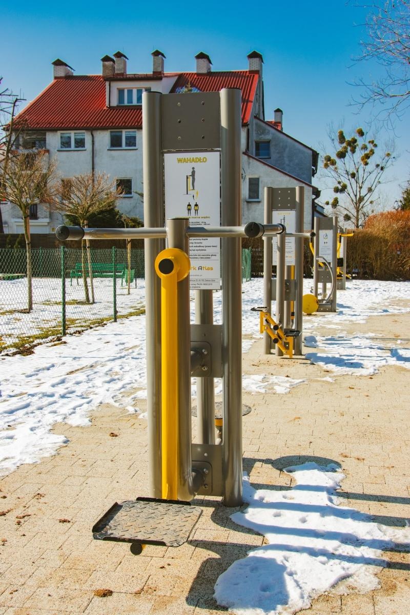 Zdjęcie w galerii na portalu naszwodzislaw.com: Na osiedlu Dąbrówki powstała siłownia pod chmurką wiadomości z regionu