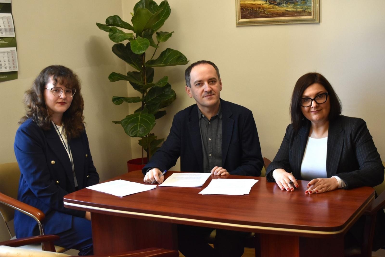 Zdjęcie w galerii na portalu naszwodzislaw.com: Porozumienie na rzecz edukacji prawnej wiadomości z regionu