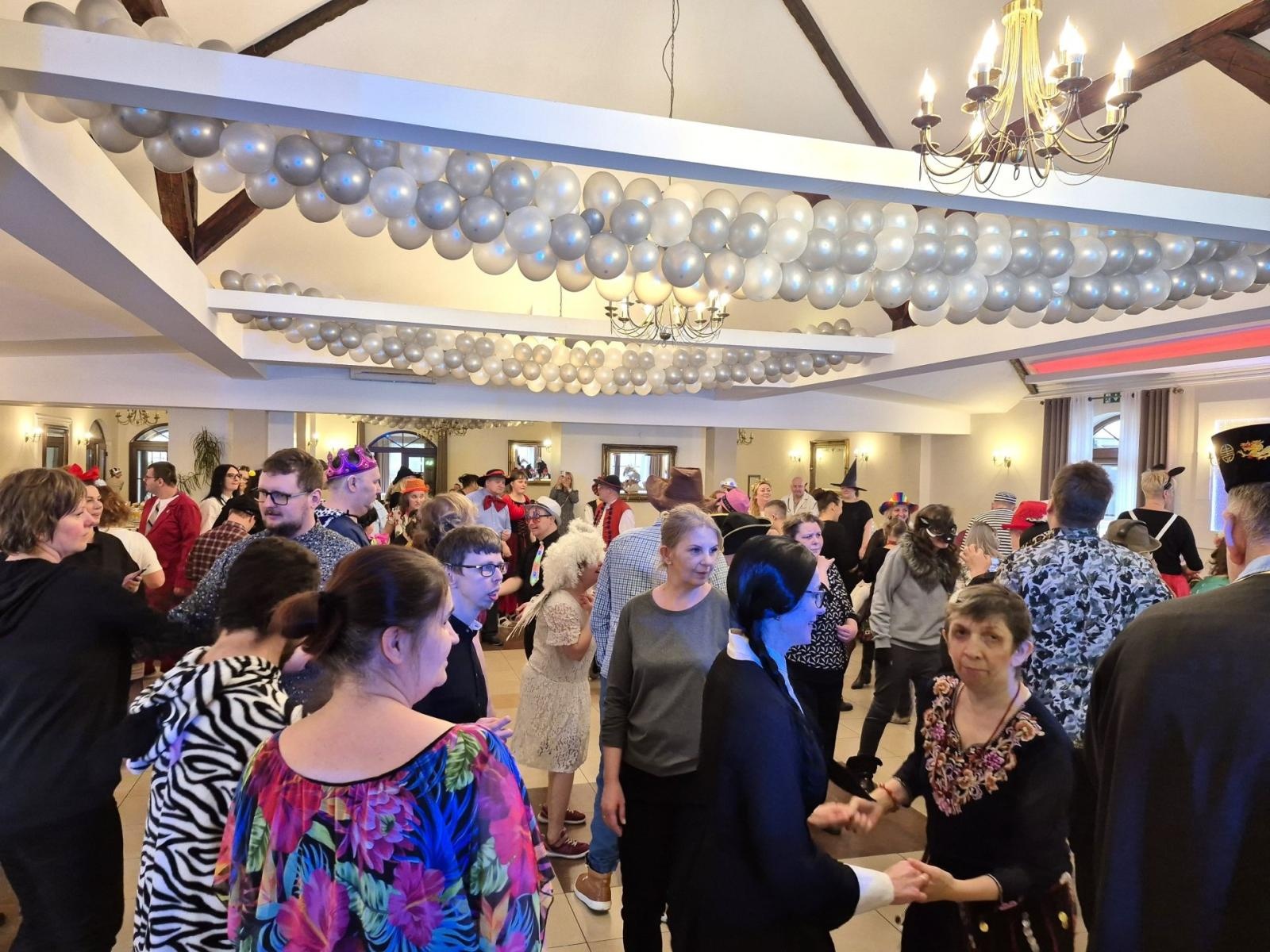 Zdjęcie w galerii na portalu naszwodzislaw.com: Karnawałowa radość i integracja wiadomości z regionu