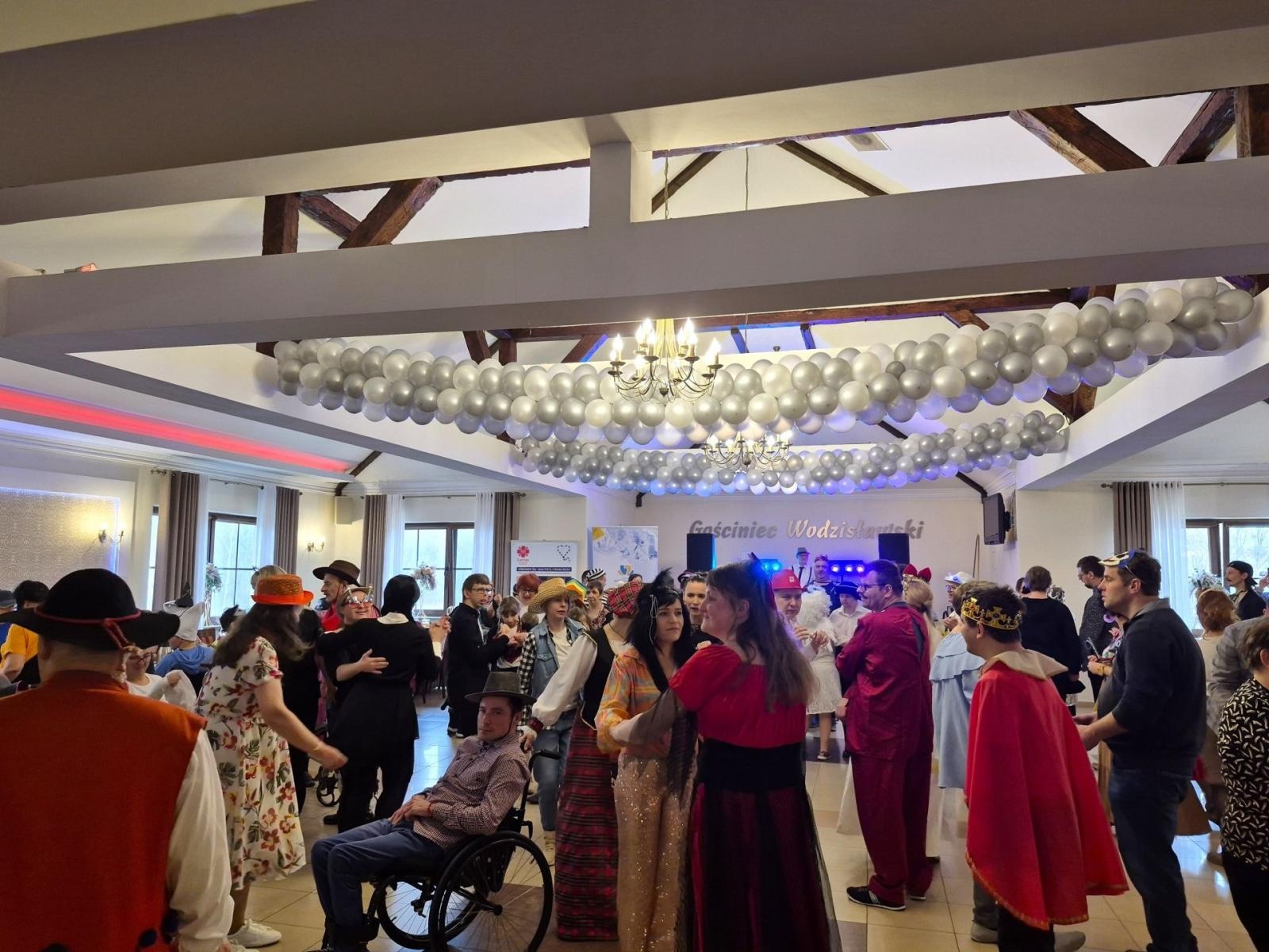 Zdjęcie w galerii na portalu naszwodzislaw.com: Karnawałowa radość i integracja wiadomości z regionu