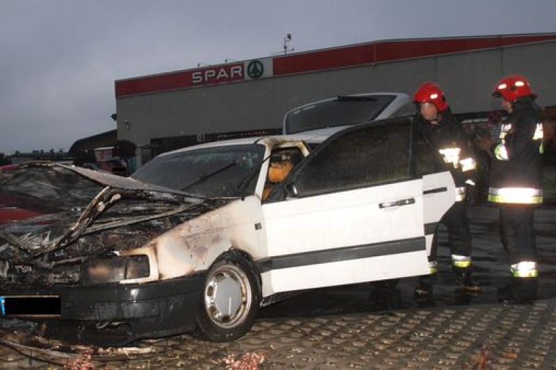 Zdjęcie w galerii na portalu naszwodzislaw.com: W Pszowie spłonął samochód wiadomości z regionu