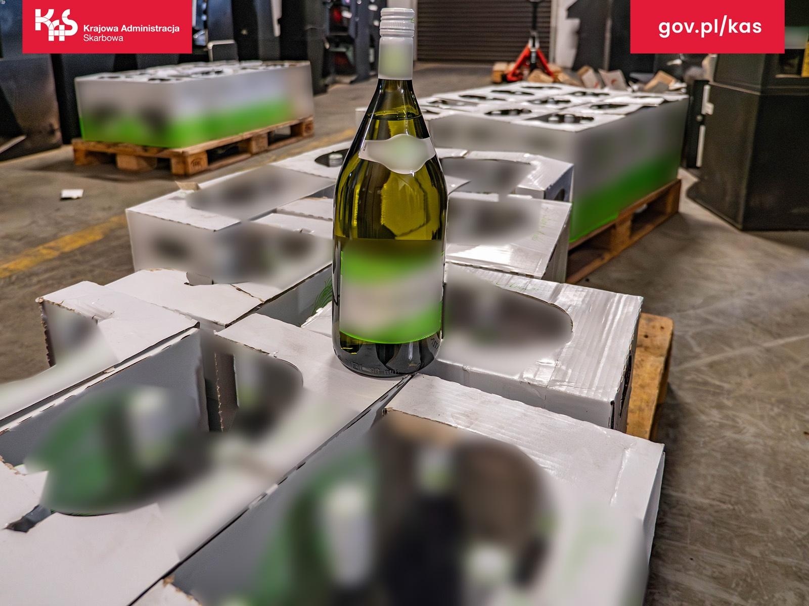 Zdjęcie w galerii na portalu naszwodzislaw.com: Śląska KAS zatrzymała ponad 350 litrów alkoholu w estońskiej ciężarówce wiadomości z regionu