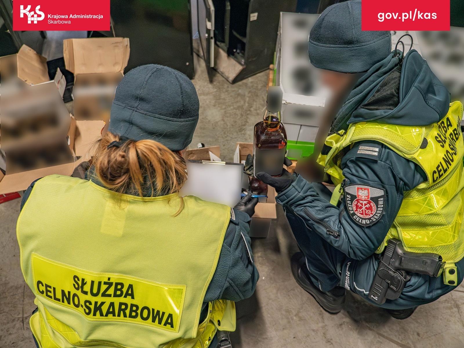 Zdjęcie w galerii na portalu naszwodzislaw.com: Śląska KAS zatrzymała ponad 350 litrów alkoholu w estońskiej ciężarówce wiadomości z regionu