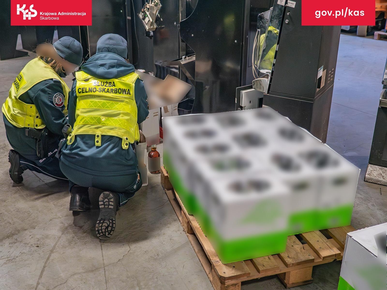 Zdjęcie w galerii na portalu naszwodzislaw.com: Śląska KAS zatrzymała ponad 350 litrów alkoholu w estońskiej ciężarówce wiadomości z regionu