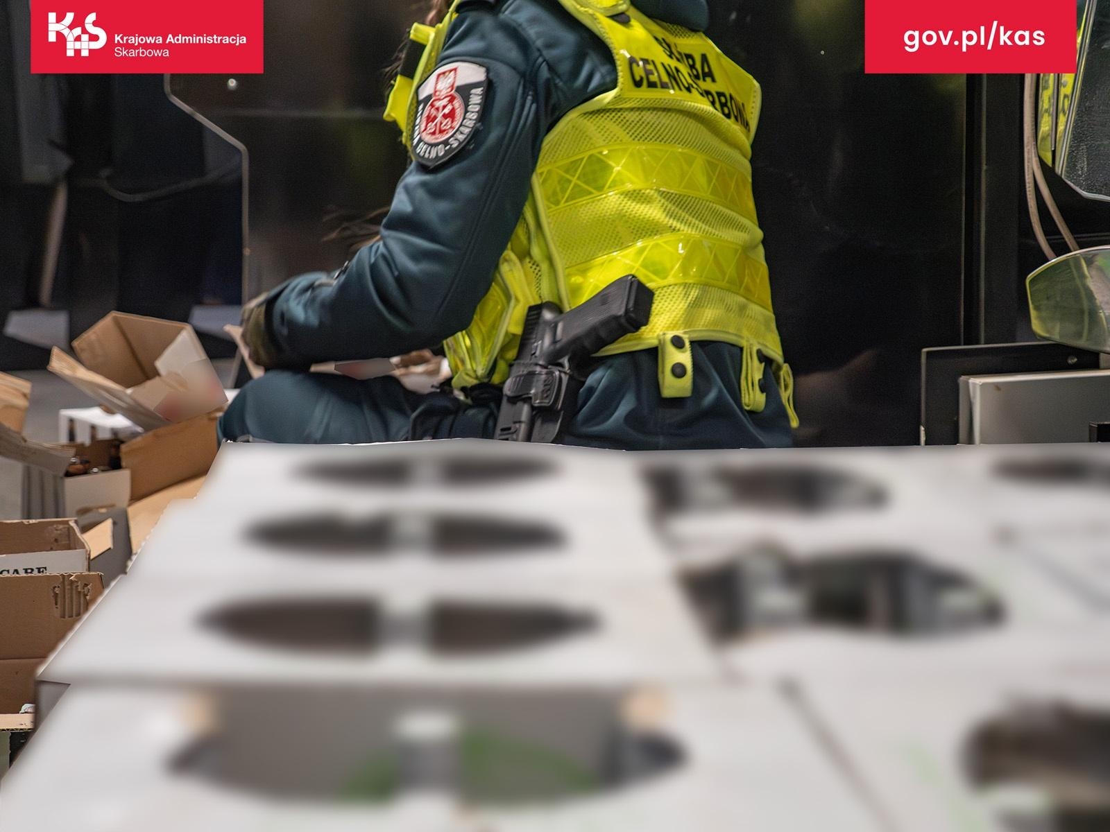 Zdjęcie w galerii na portalu naszwodzislaw.com: Śląska KAS zatrzymała ponad 350 litrów alkoholu w estońskiej ciężarówce wiadomości z regionu