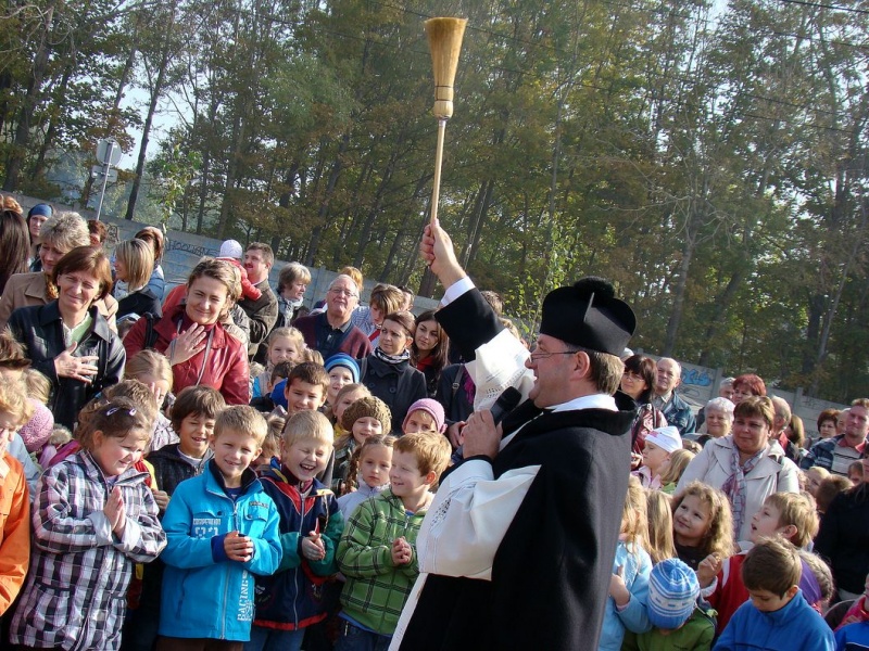 Zdjęcie w galerii na portalu naszwodzislaw.com: Tłumy sześciolatków na otwarciu Glinioka wiadomości z regionu