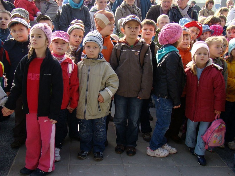 Zdjęcie w galerii na portalu naszwodzislaw.com: Tłumy sześciolatków na otwarciu Glinioka wiadomości z regionu