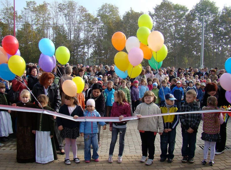 Zdjęcie w galerii na portalu naszwodzislaw.com: Tłumy sześciolatków na otwarciu Glinioka wiadomości z regionu