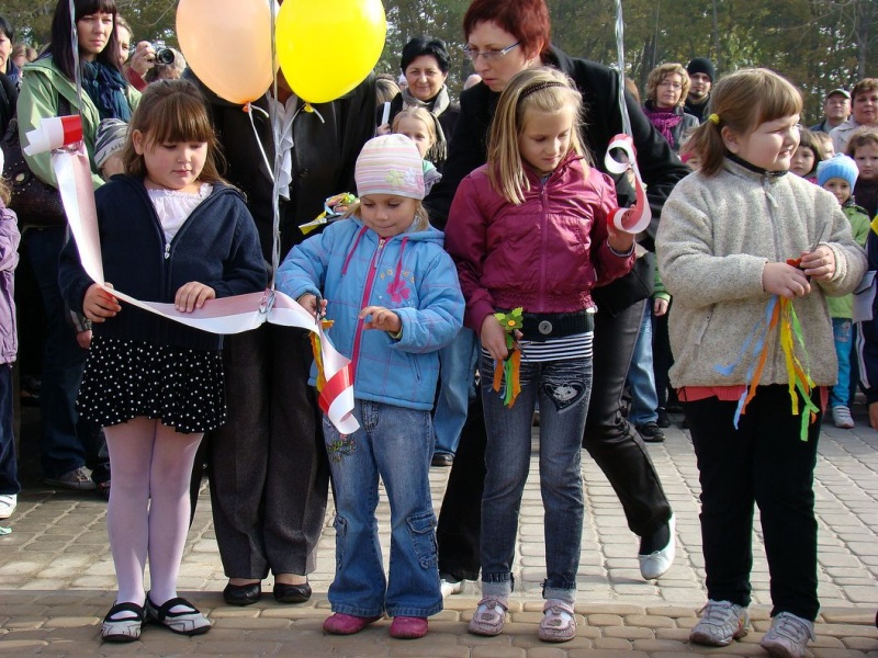 Zdjęcie w galerii na portalu naszwodzislaw.com: Tłumy sześciolatków na otwarciu Glinioka wiadomości z regionu
