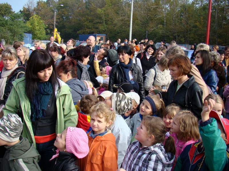 Zdjęcie w galerii na portalu naszwodzislaw.com: Tłumy sześciolatków na otwarciu Glinioka wiadomości z regionu