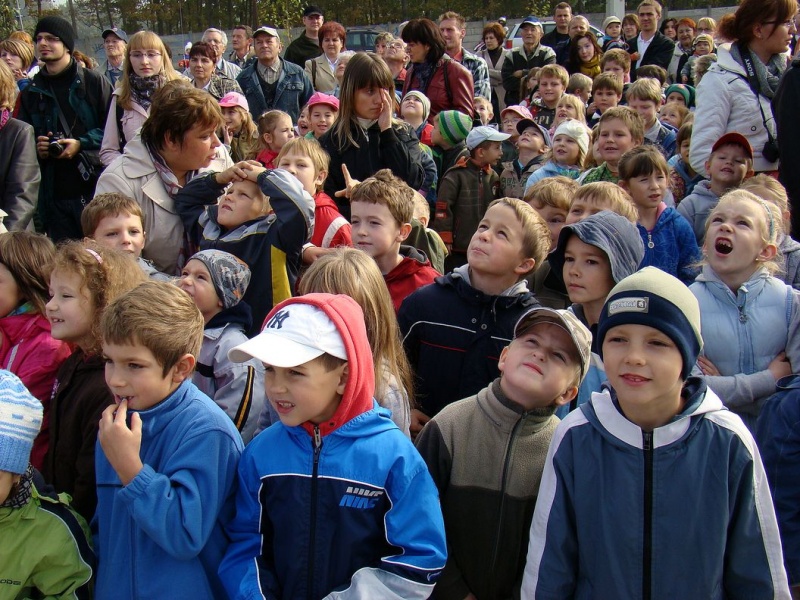 Zdjęcie w galerii na portalu naszwodzislaw.com: Tłumy sześciolatków na otwarciu Glinioka wiadomości z regionu