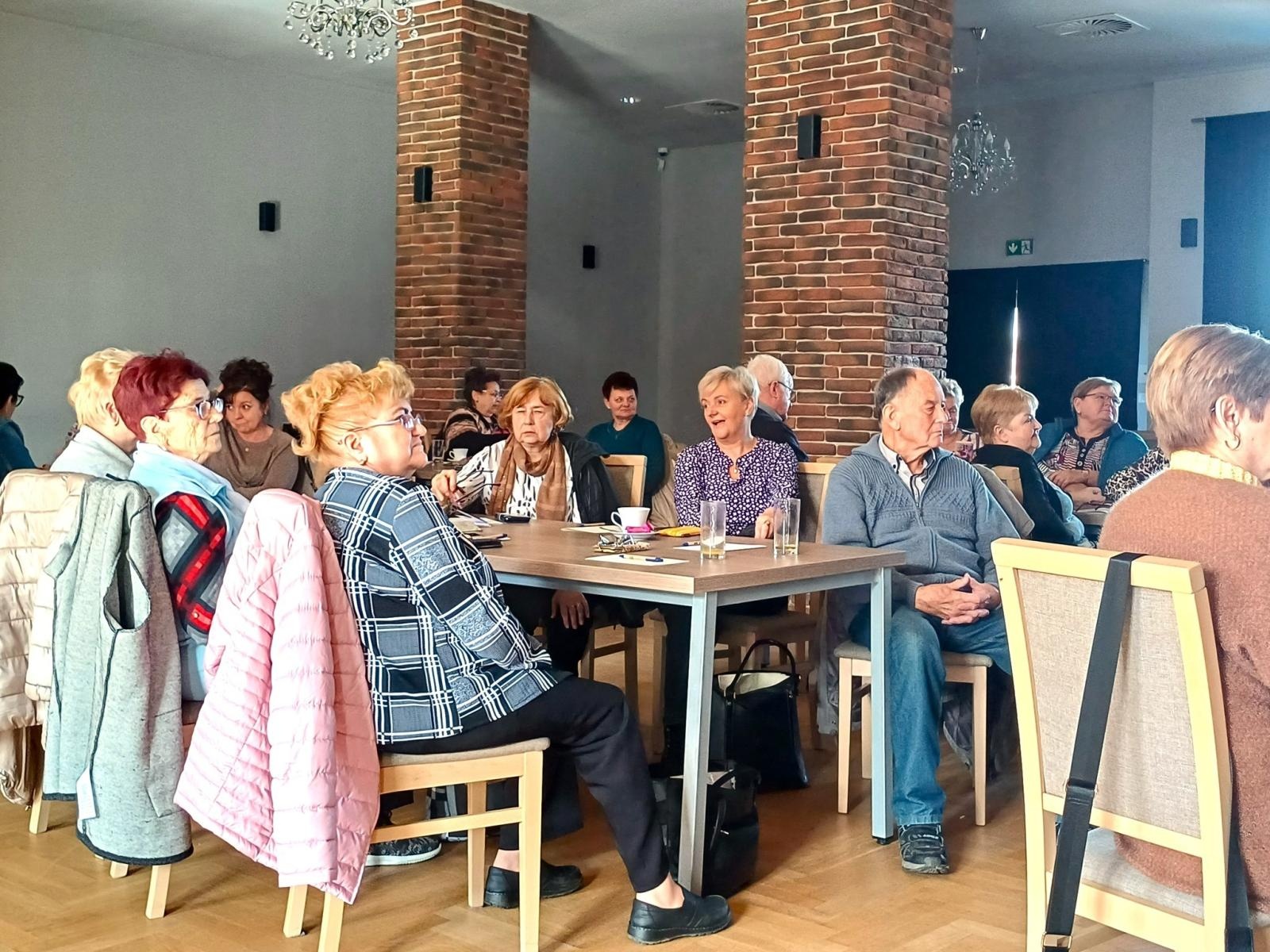 Zdjęcie w galerii na portalu naszwodzislaw.com: Poznanie dawno zmarłych przodków? Dla seniorów z Godowa to żaden problem wiadomości z regionu