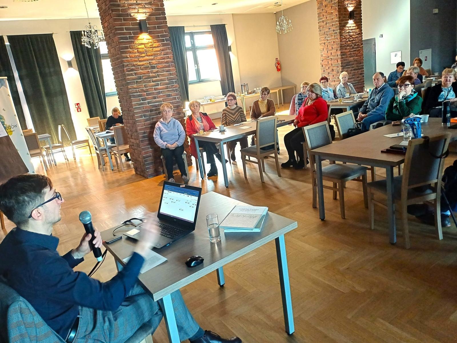 Zdjęcie w galerii na portalu naszwodzislaw.com: Poznanie dawno zmarłych przodków? Dla seniorów z Godowa to żaden problem wiadomości z regionu