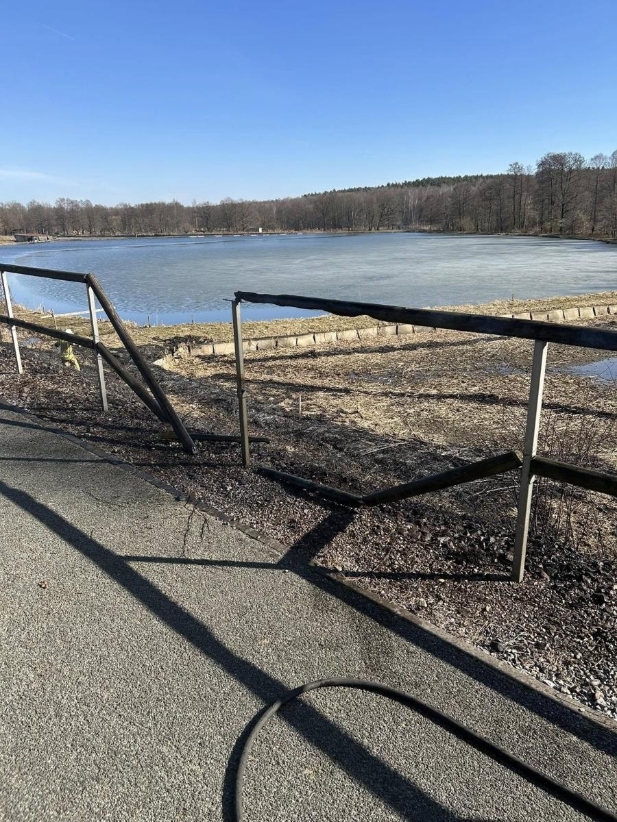 Zdjęcie w galerii na portalu naszwodzislaw.com: Uszkodzenia na Żelaznym Szlaku. Wszystko przed podpalenie trawy wiadomości z regionu