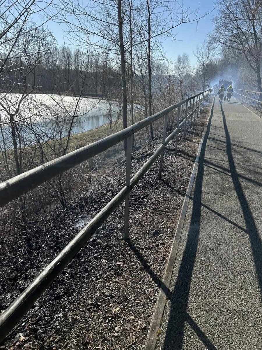 Zdjęcie w galerii na portalu naszwodzislaw.com: Uszkodzenia na Żelaznym Szlaku. Wszystko przed podpalenie trawy wiadomości z regionu