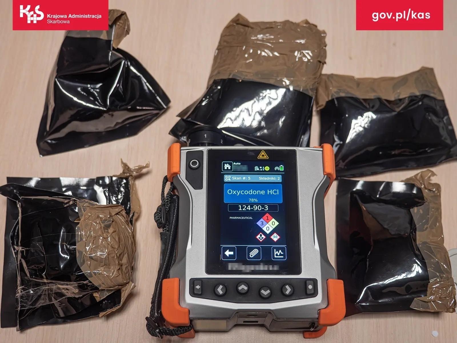 Zdjęcie w galerii na portalu naszwodzislaw.com: KAS wykryła oksykodon ukryty w kierownicy. Pomogli Kodi i spektrometr wiadomości z regionu