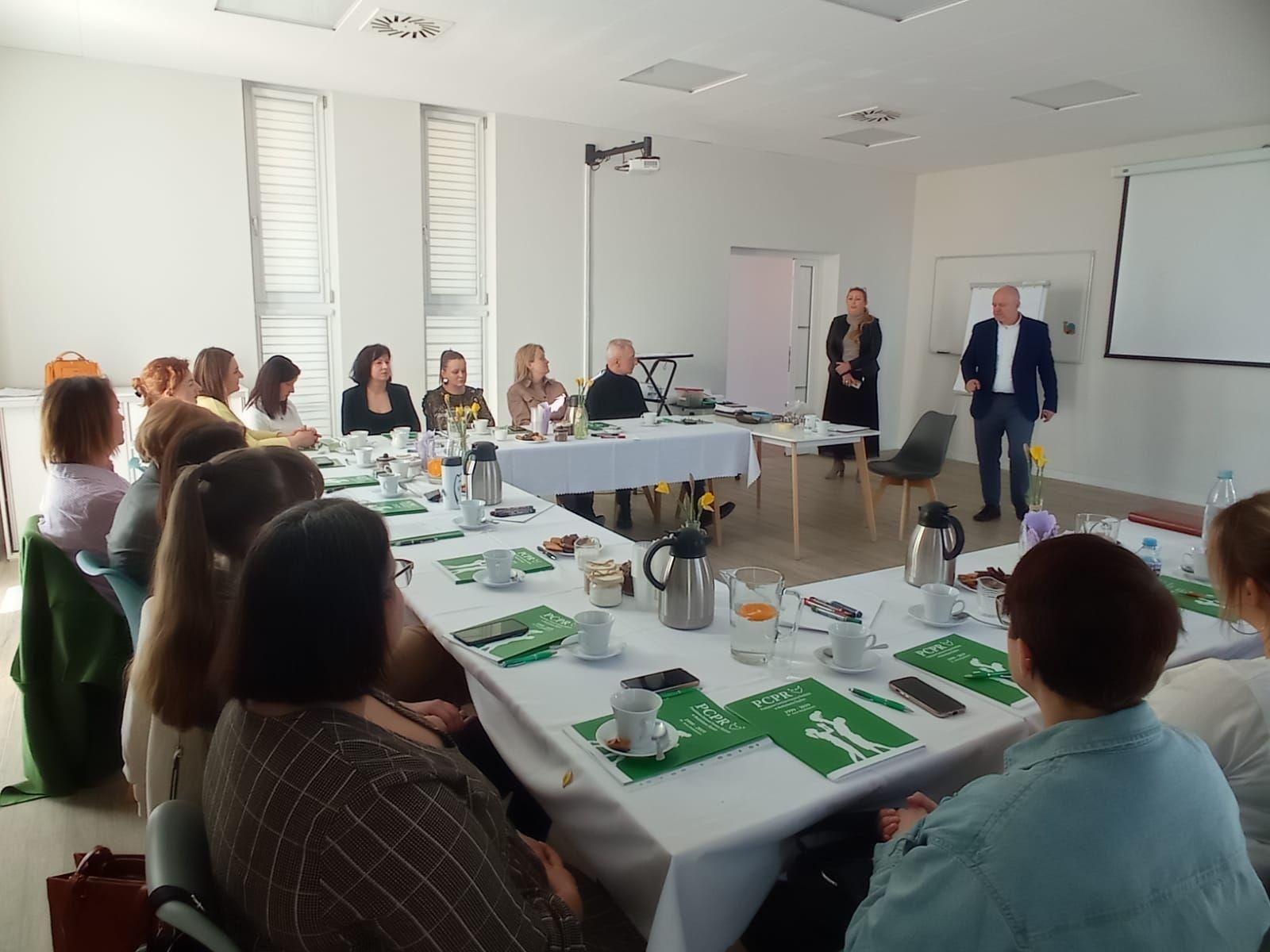 Zdjęcie w galerii na portalu naszwodzislaw.com: Dyskutowali, jak pomagać dzieciom i rodzinom w kryzysie wiadomości z regionu