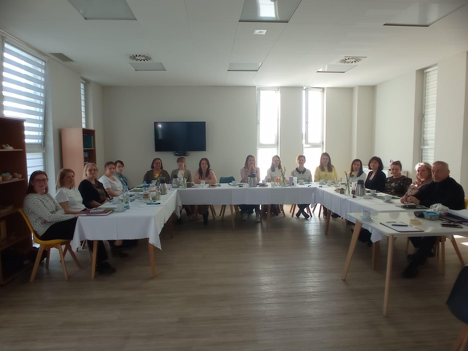 Zdjęcie w galerii na portalu naszwodzislaw.com: Dyskutowali, jak pomagać dzieciom i rodzinom w kryzysie wiadomości z regionu