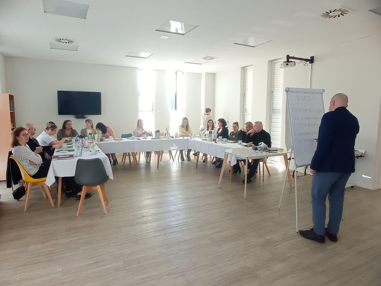 Zdjęcie w galerii na portalu naszwodzislaw.com: Dyskutowali, jak pomagać dzieciom i rodzinom w kryzysie wiadomości z regionu