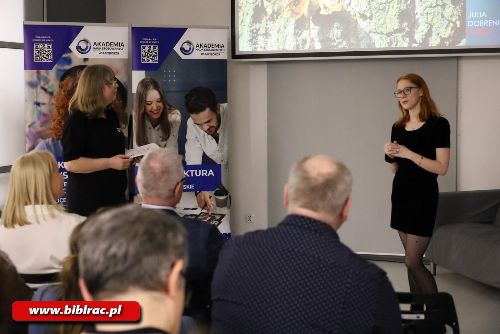 Zdjęcie w galerii na portalu naszwodzislaw.com: 20 lat FOTONU w bibliotece wiadomości z regionu