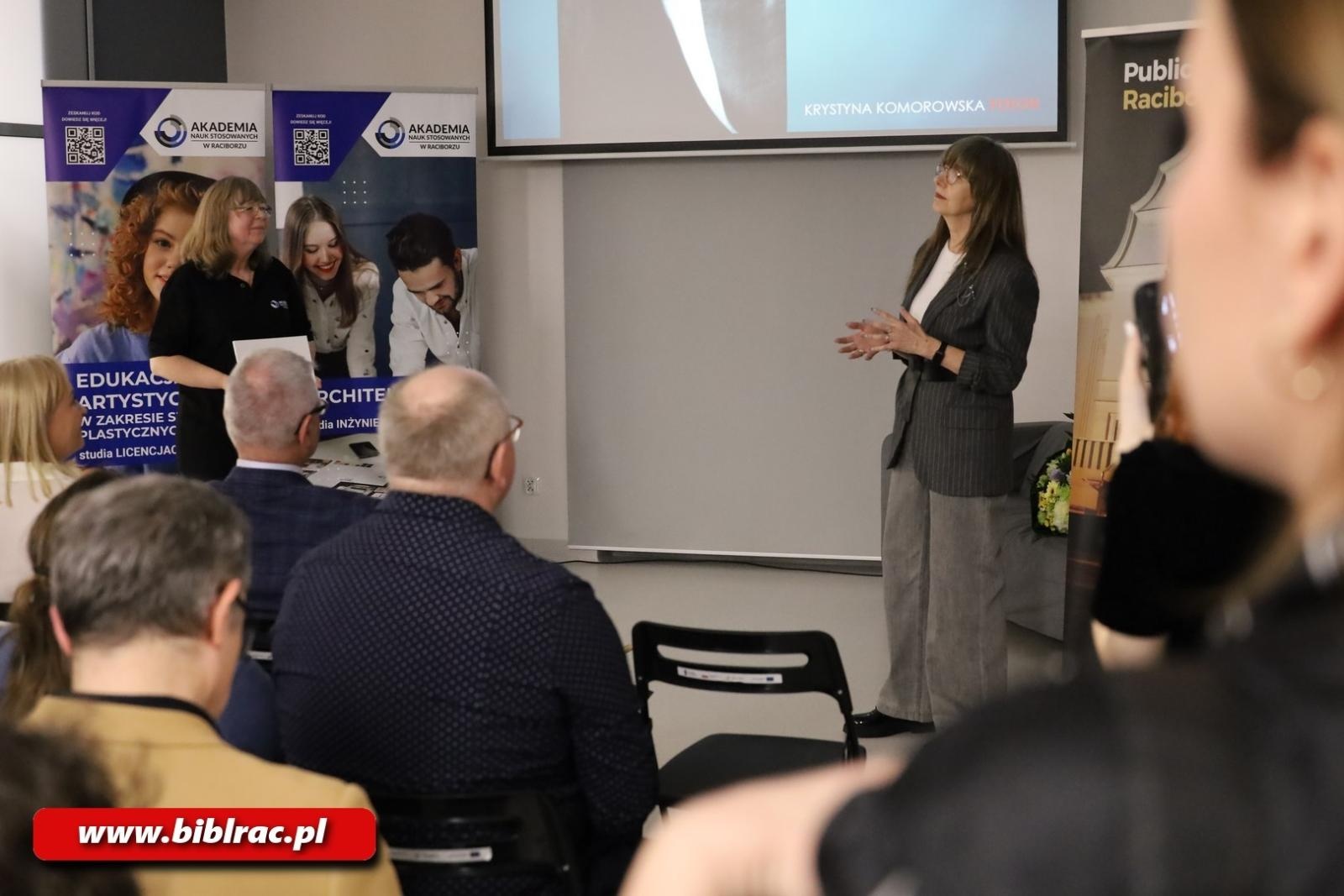 Zdjęcie w galerii na portalu naszwodzislaw.com: 20 lat FOTONU w bibliotece wiadomości z regionu