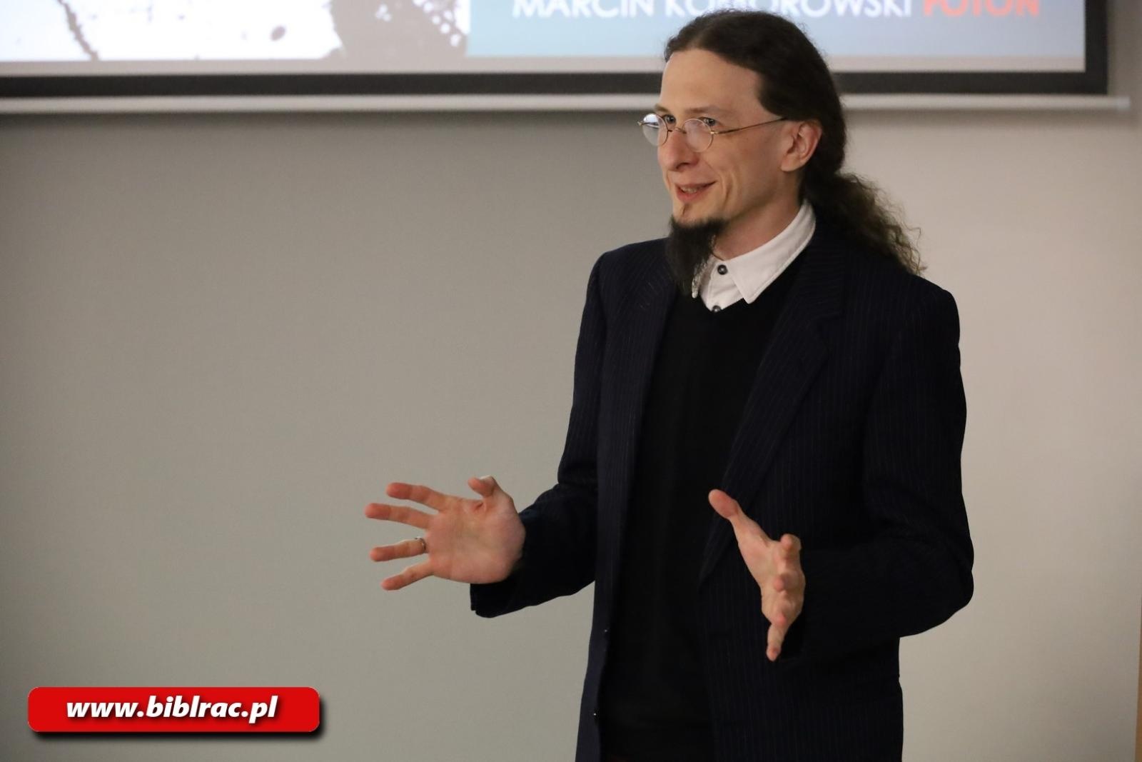 Zdjęcie w galerii na portalu naszwodzislaw.com: 20 lat FOTONU w bibliotece wiadomości z regionu