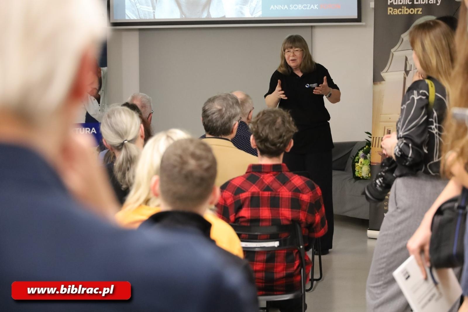 Zdjęcie w galerii na portalu naszwodzislaw.com: 20 lat FOTONU w bibliotece wiadomości z regionu