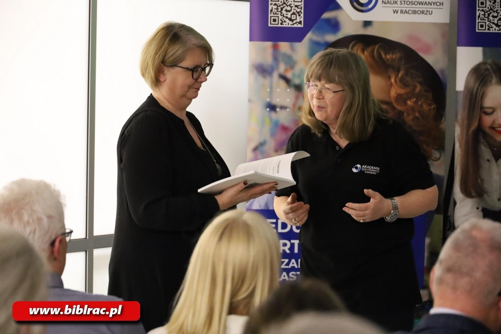 Zdjęcie w galerii na portalu naszwodzislaw.com: 20 lat FOTONU w bibliotece wiadomości z regionu