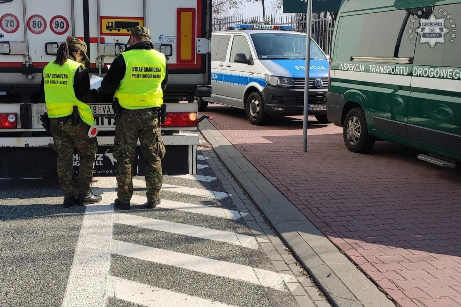 Zdjęcie w galerii na portalu naszwodzislaw.com: Śląska Policja kontroluje pojazdy w związku z epidemią pryszczycy wiadomości z regionu