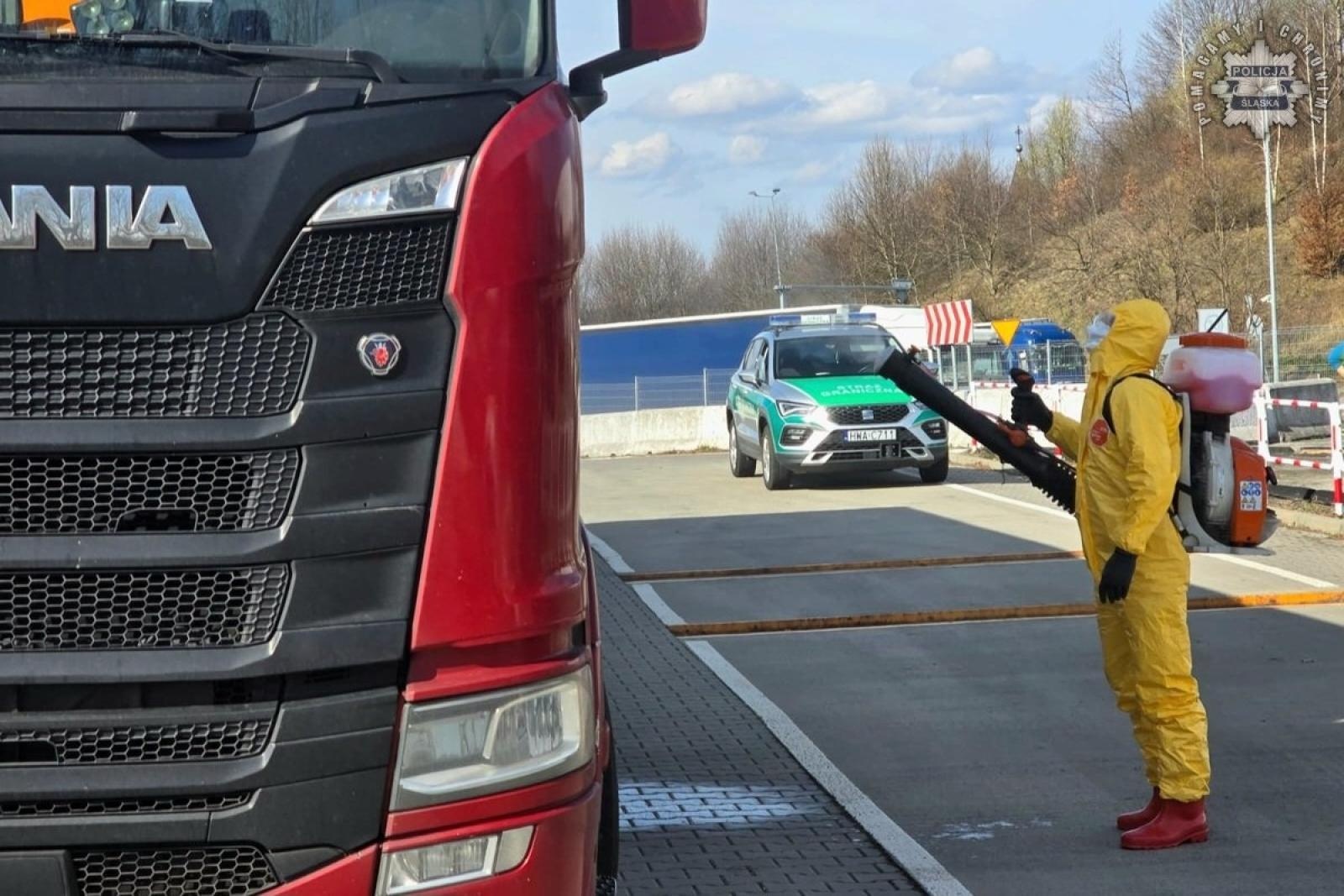 Zdjęcie w galerii na portalu naszwodzislaw.com: Śląska Policja kontroluje pojazdy w związku z epidemią pryszczycy wiadomości z regionu