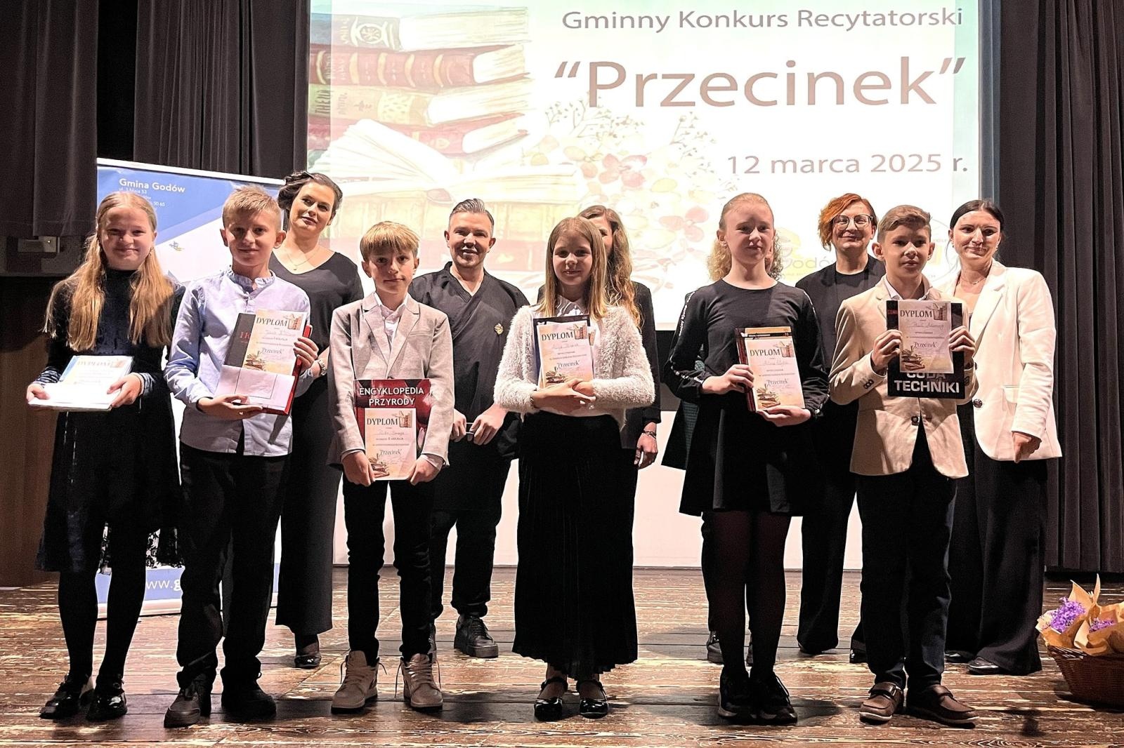 Zdjęcie w galerii na portalu naszwodzislaw.com: Przecinek i wszystko jasne. Poznajcie najlepszych młodych recytatorów Gminy Godów wiadomości z regionu