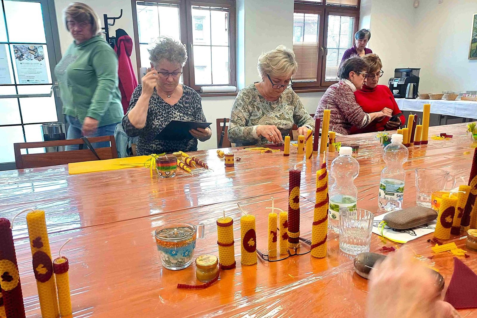 Zdjęcie w galerii na portalu naszwodzislaw.com: Seniorzy z Polski i Czech uczyli sie produkcji świec wiadomości z regionu