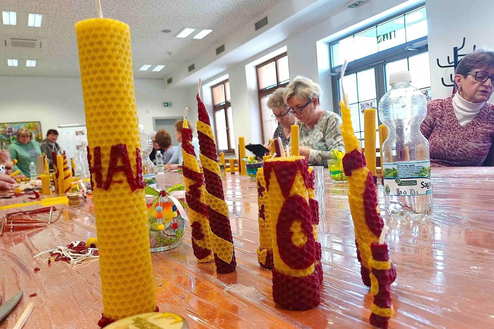 Zdjęcie w galerii na portalu naszwodzislaw.com: Seniorzy z Polski i Czech uczyli sie produkcji świec wiadomości z regionu