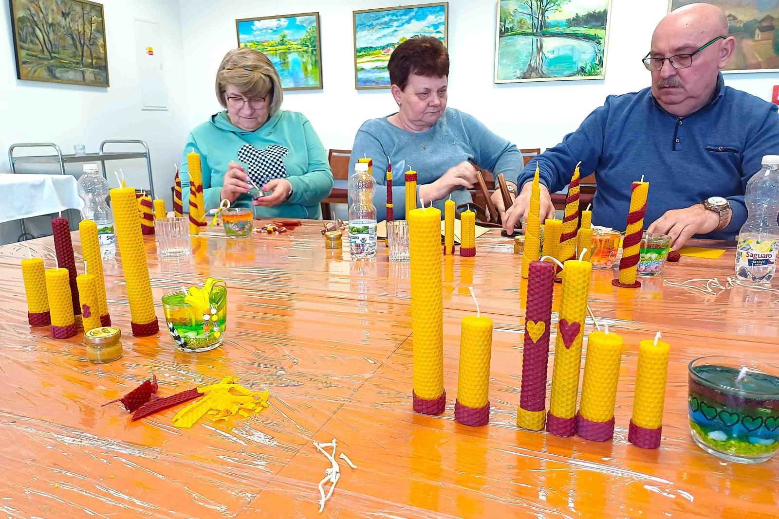 Zdjęcie w galerii na portalu naszwodzislaw.com: Seniorzy z Polski i Czech uczyli sie produkcji świec wiadomości z regionu