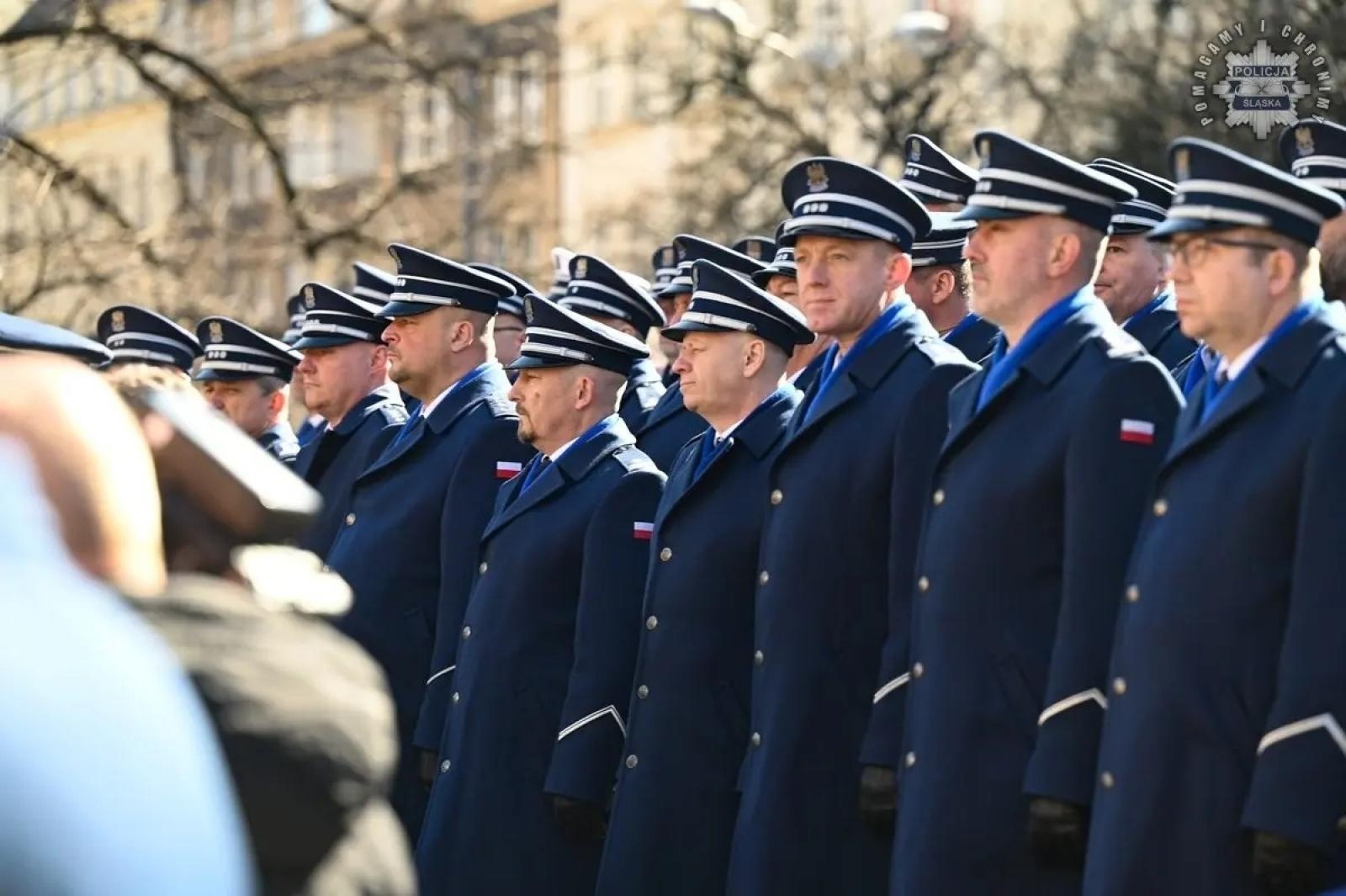 Zdjęcie w galerii na portalu naszwodzislaw.com: Nowi policjanci złożyli rotę ślubowania  wiadomości z regionu