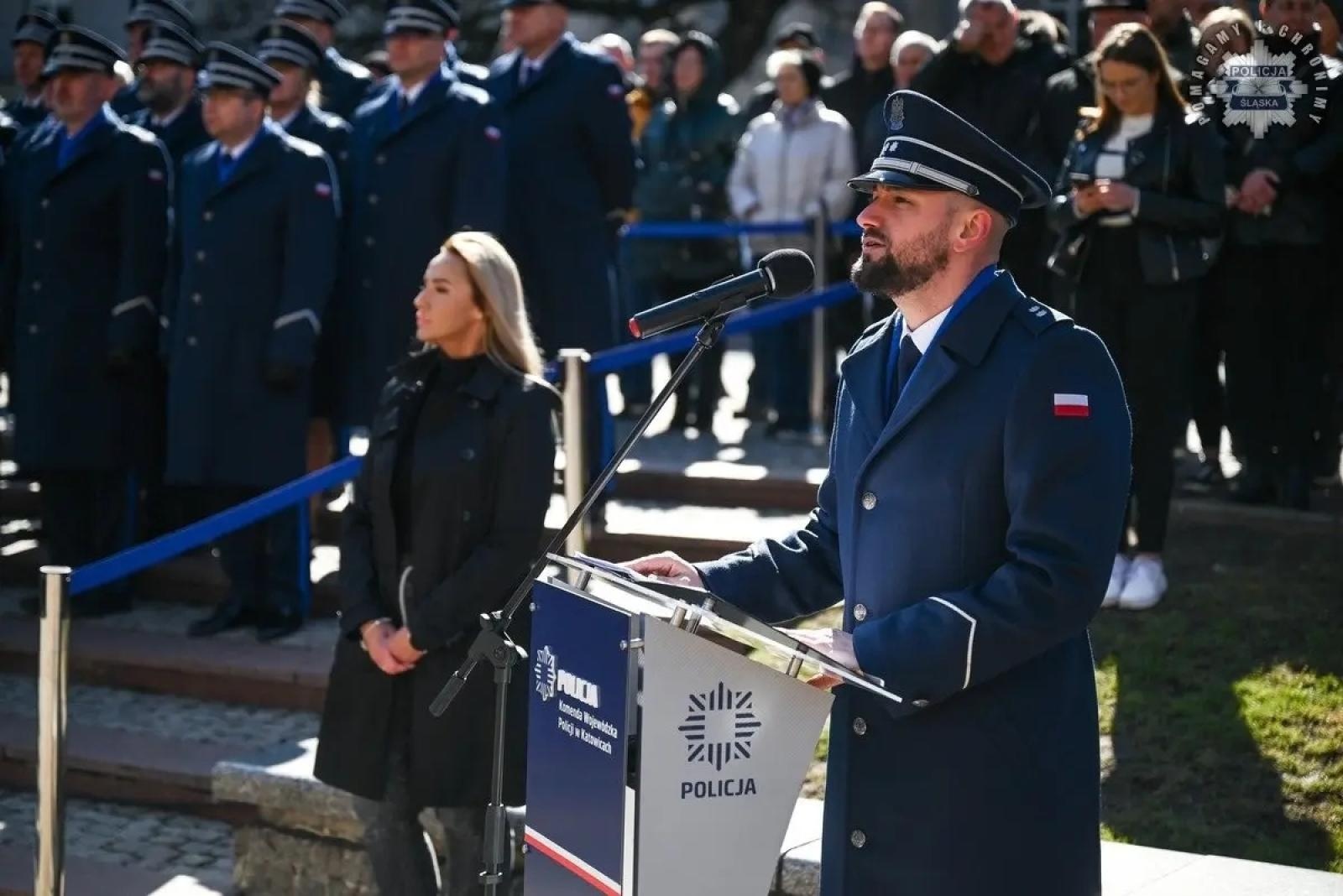 Zdjęcie w galerii na portalu naszwodzislaw.com: Nowi policjanci złożyli rotę ślubowania  wiadomości z regionu