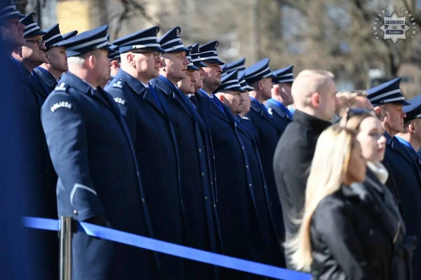 Zdjęcie w galerii na portalu naszwodzislaw.com: Nowi policjanci złożyli rotę ślubowania  wiadomości z regionu