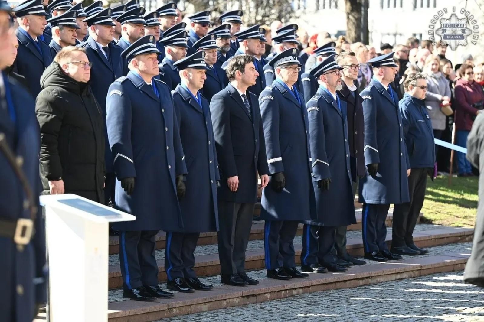 Zdjęcie w galerii na portalu naszwodzislaw.com: Nowi policjanci złożyli rotę ślubowania  wiadomości z regionu