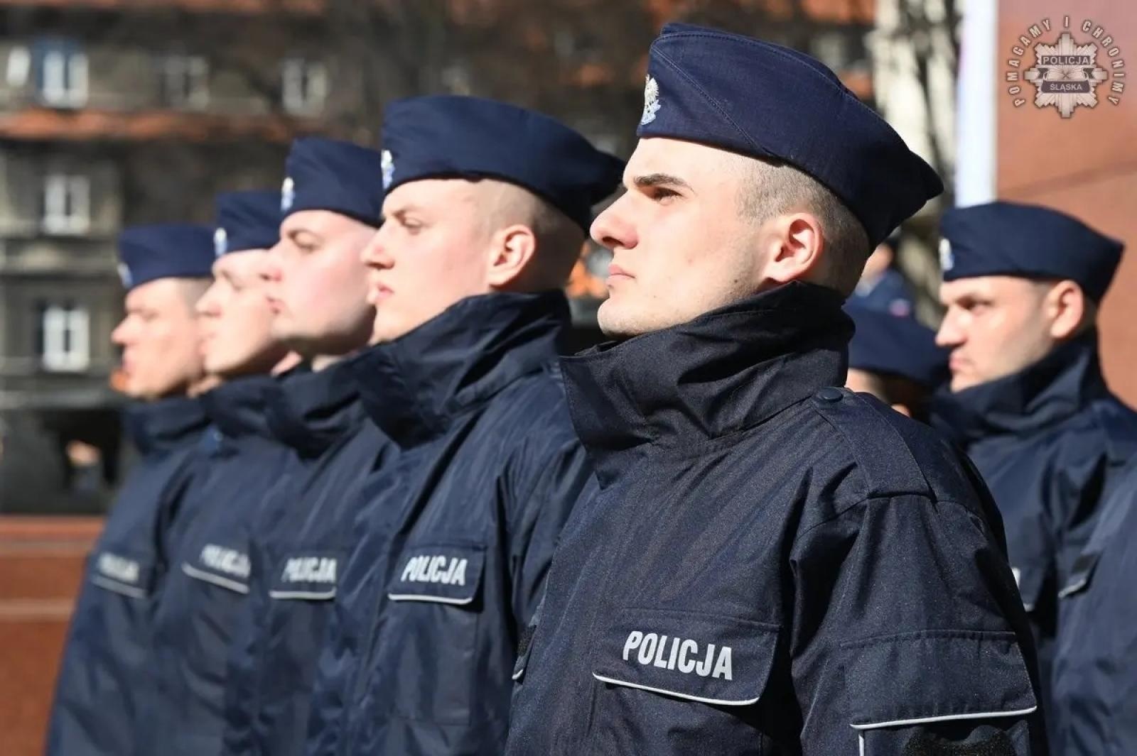 Zdjęcie w galerii na portalu naszwodzislaw.com: Nowi policjanci złożyli rotę ślubowania  wiadomości z regionu