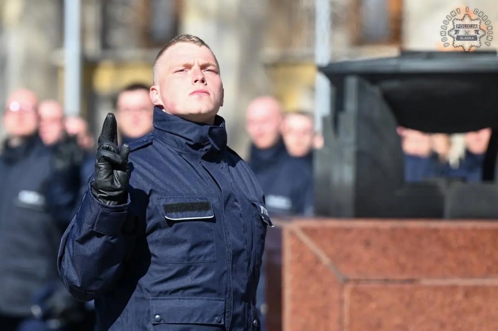 Zdjęcie w galerii na portalu naszwodzislaw.com: Nowi policjanci złożyli rotę ślubowania  wiadomości z regionu
