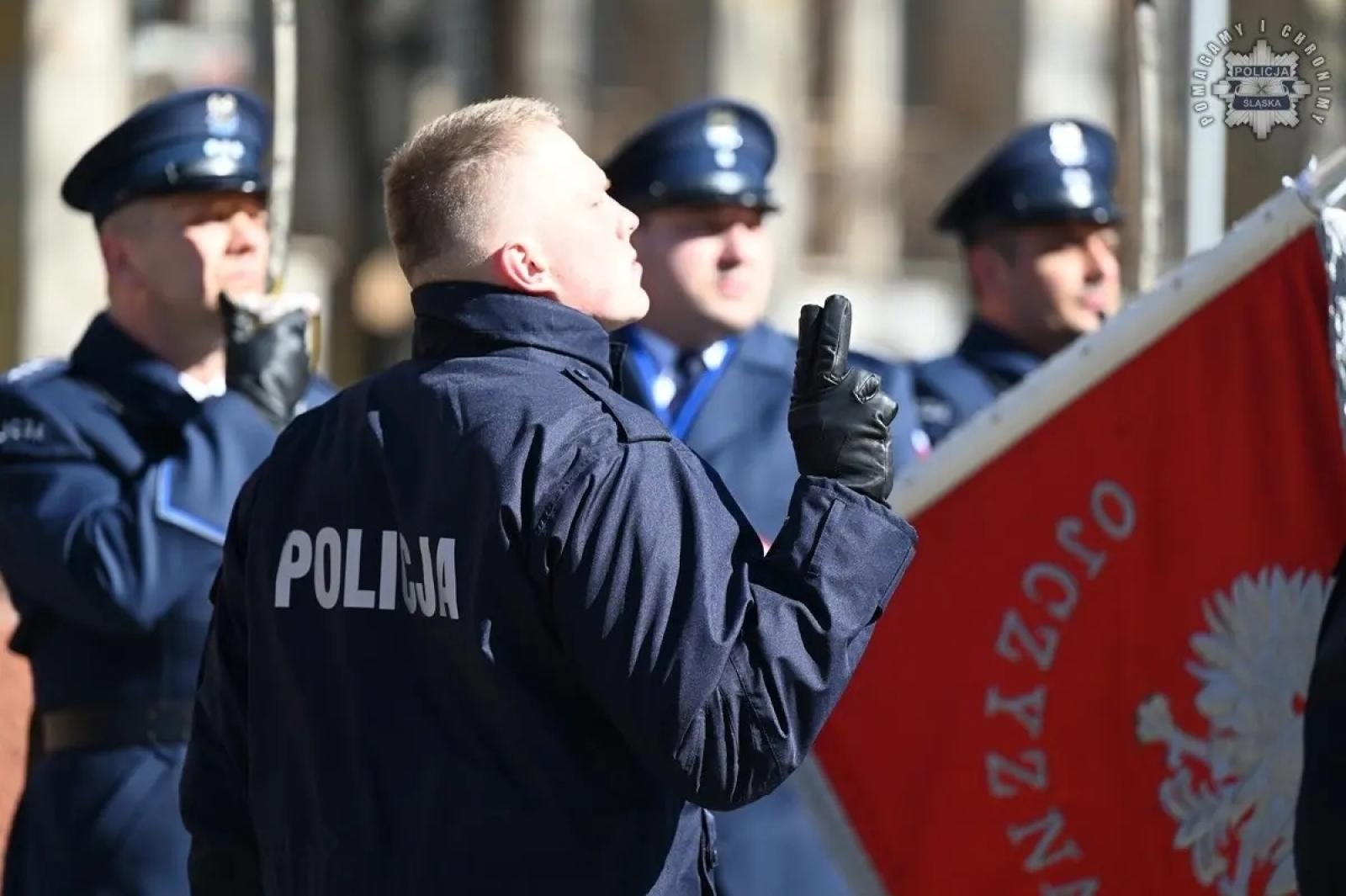 Zdjęcie w galerii na portalu naszwodzislaw.com: Nowi policjanci złożyli rotę ślubowania  wiadomości z regionu