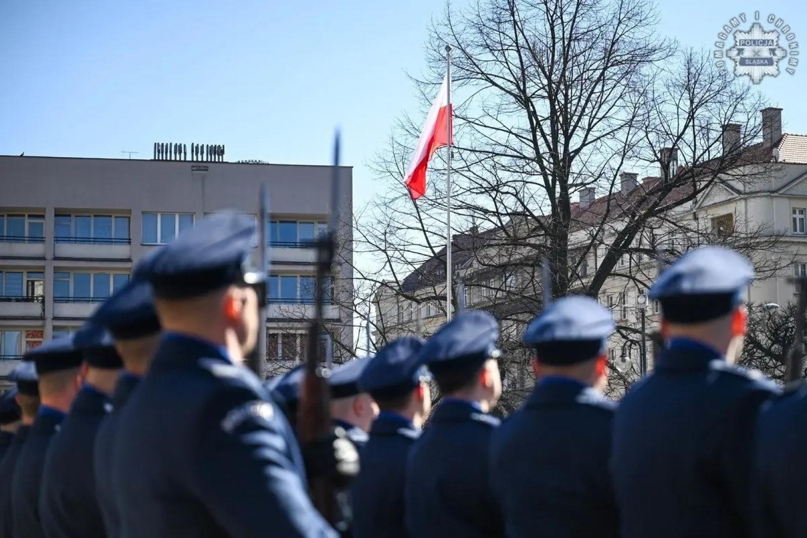 Zdjęcie w galerii na portalu naszwodzislaw.com: Nowi policjanci złożyli rotę ślubowania  wiadomości z regionu