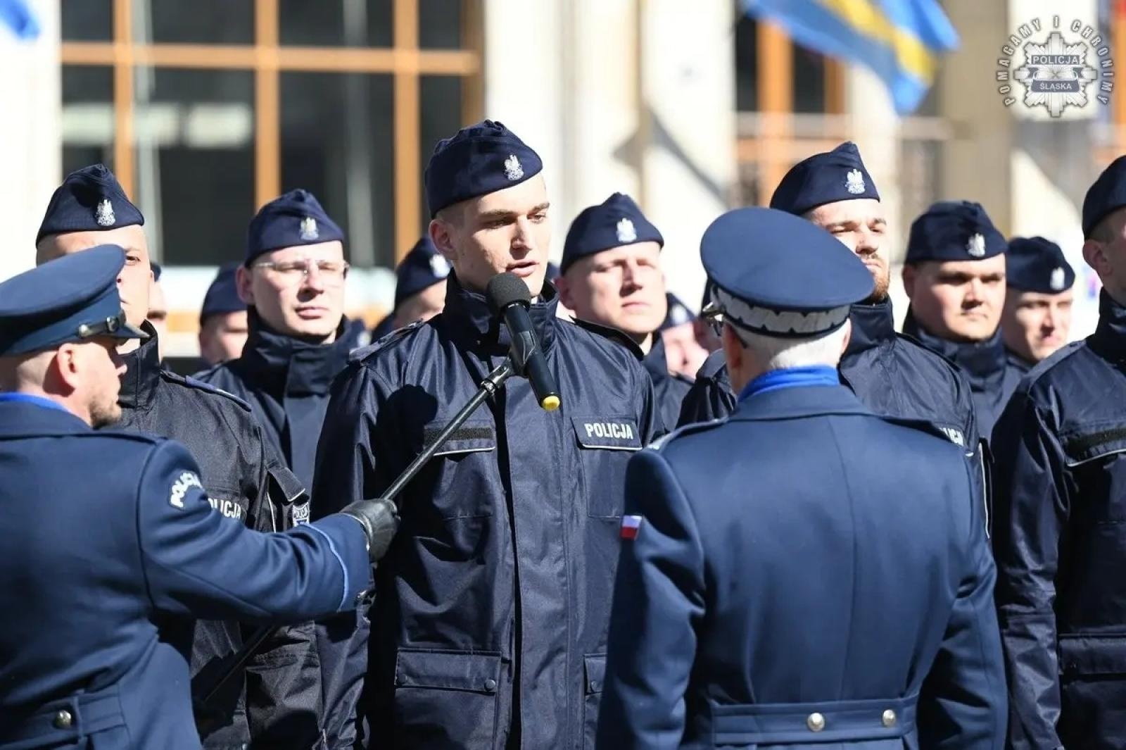 Zdjęcie w galerii na portalu naszwodzislaw.com: Nowi policjanci złożyli rotę ślubowania  wiadomości z regionu