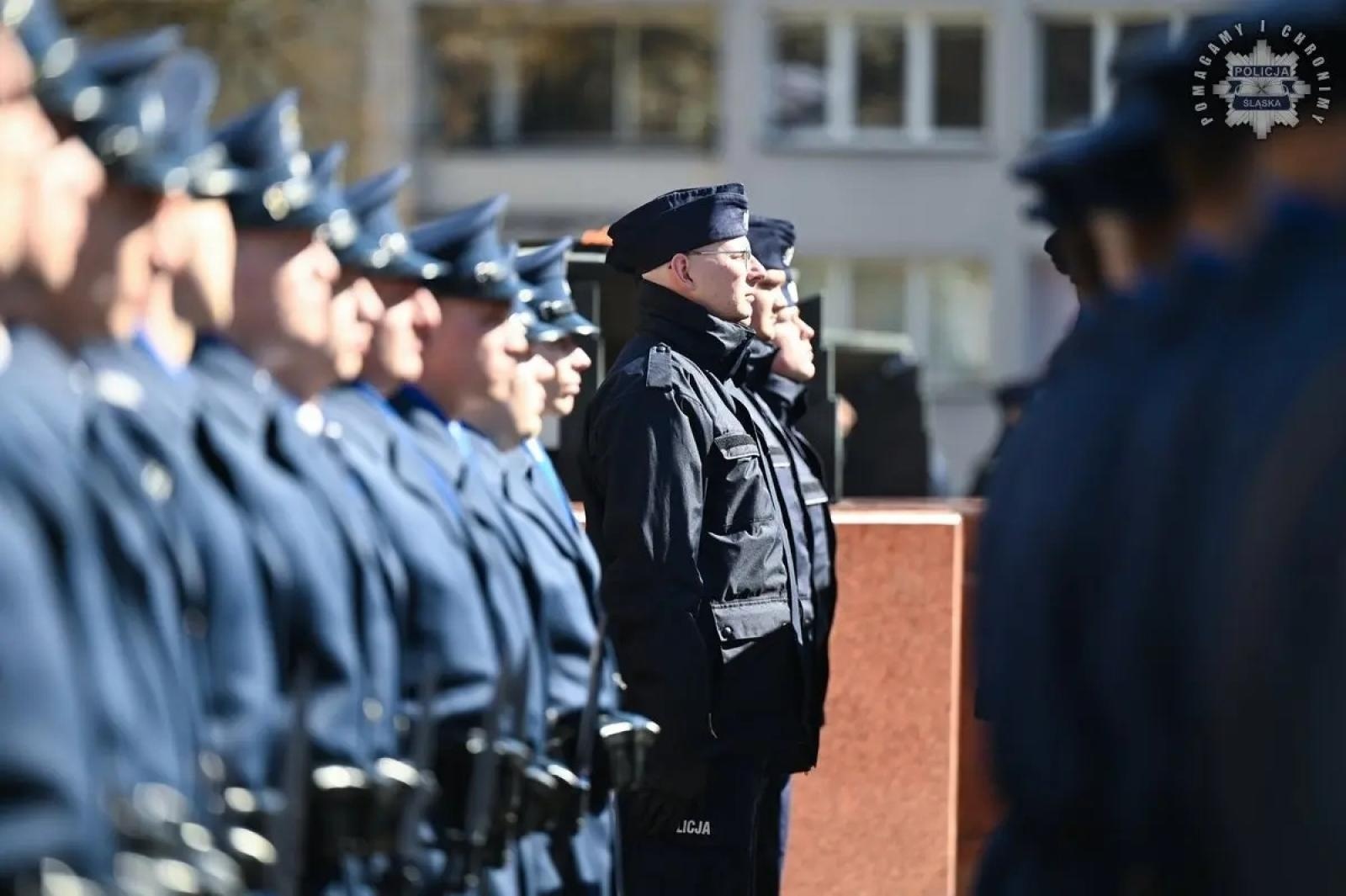 Zdjęcie w galerii na portalu naszwodzislaw.com: Nowi policjanci złożyli rotę ślubowania  wiadomości z regionu