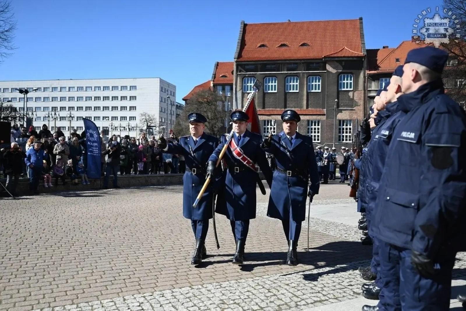 Zdjęcie w galerii na portalu naszwodzislaw.com: Nowi policjanci złożyli rotę ślubowania  wiadomości z regionu